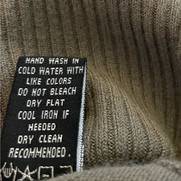 BCBG Maxariza sweater with loose turtleneck and wide sleeves in size Small - Picture 4 of 5